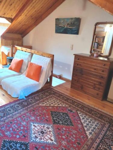 扎金索斯镇Cute attic appartment in the heart of Zante town的一间卧室配有床、梳妆台和地毯。