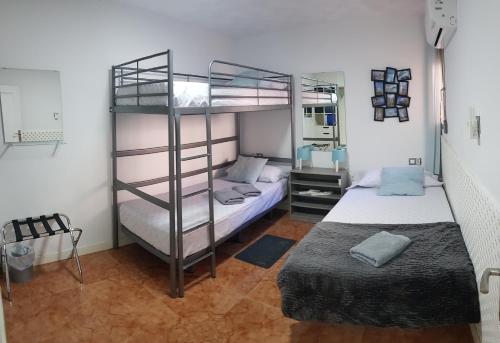 瓦伦西亚JL Ciudad de las Artes的客房设有两张双层床和一张床。