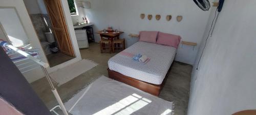 BejuqueroApto Los Blancos, a dos Minuto de los Patos的小房间设有一张床和一张桌子