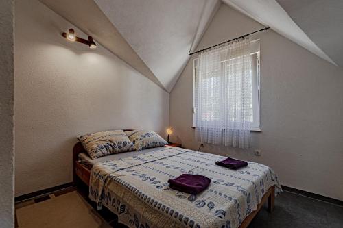 赞吉纳Apartment Kesten的一间卧室设有一张床和一个窗口