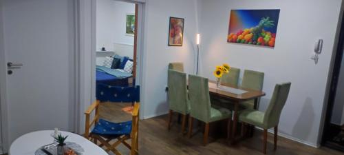 诺维萨德Apartments Vladika - Oldtown的一间带桌椅的用餐室和一间餐厅
