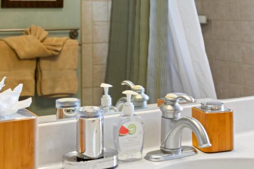基黑Studio Boutique Resort Across from Beach的浴室盥洗盆配有肥皂和镜子