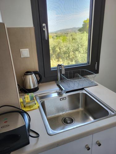 帕莱罗斯Ionian Sea Villas的带窗户的厨房内的盥洗盆