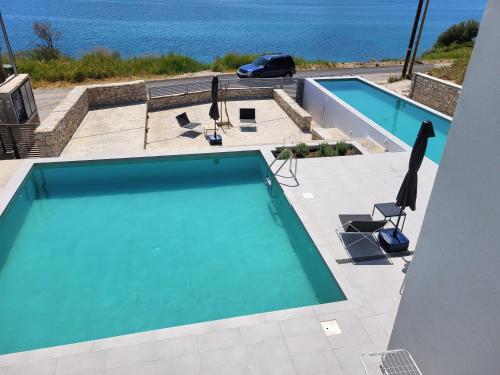 帕莱罗斯Ionian Sea Villas的海景游泳池