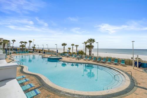 巴拿马城海滩Boardwalk Beach Resort by Panhandle Getaways的海滩旁的大型游泳池