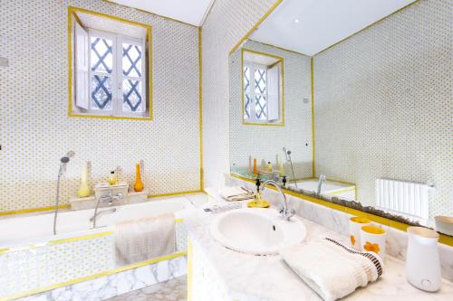 拉马萨Appartement privé dans une grande maison d'hote的一间带水槽、浴缸和镜子的浴室