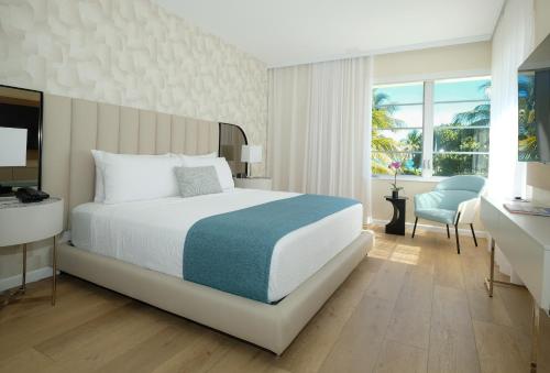 迈阿密海滩阿瓦隆酒店的一间卧室配有一张床、一张桌子和一把椅子