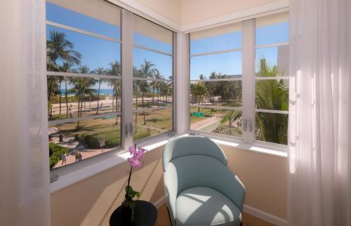 迈阿密海滩阿瓦隆酒店的客房设有椅子和窗户,享有海滩美景