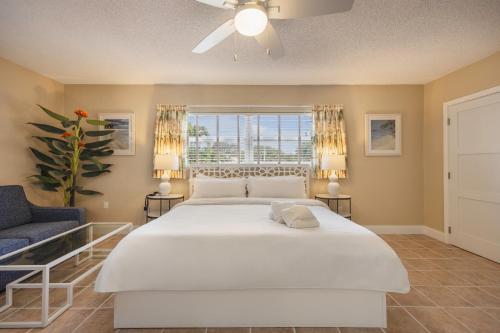 劳德代尔堡椰子湾度假公寓的卧室设有一张白色大床和一扇窗户。