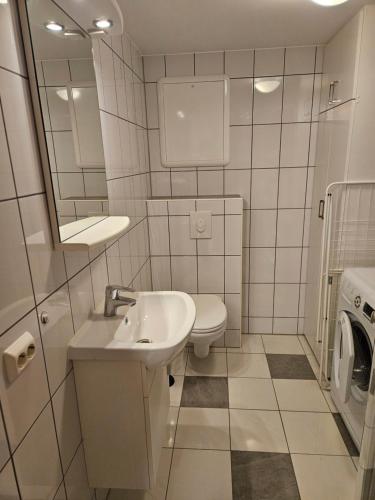 YtterlandLeilighet nær flyplass og Ålesund sentrum的一间带水槽、卫生间和镜子的浴室