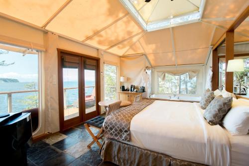 半月湾月半湾度假酒店的一间带一张大床的卧室,位于带窗户的房间内