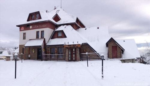 科帕奥尼克Ski apartman - Mujen classic的一座大建筑,屋顶上积雪