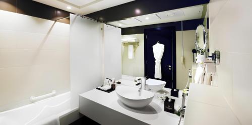 迪拜SKAF HOTEL LLC的一间带水槽和卫生间的浴室