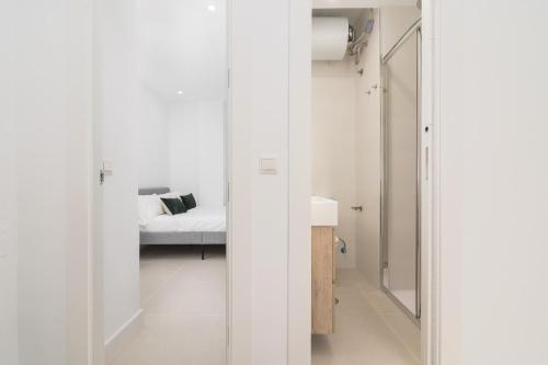 马拉加Suite Homes Hesperides 914的白色的客房配有床和镜子