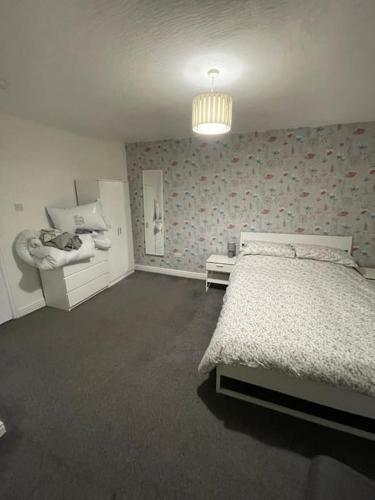 贝里212a bell lane的一间卧室配有一张大床和一张沙发
