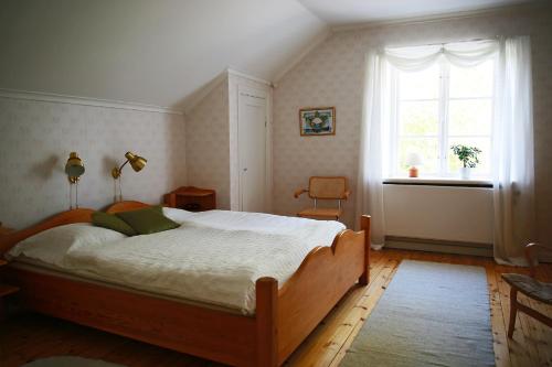 法伦Olsbacka Gård的一间卧室设有一张大床和一个窗户。