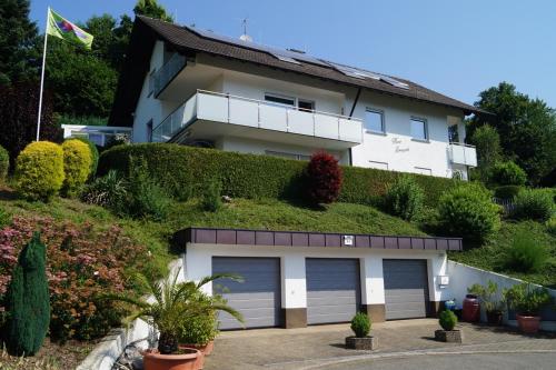 策尔阿姆哈尔梅尔斯巴赫Haus Irmgard的两扇车库门,带绿色屋顶的房子