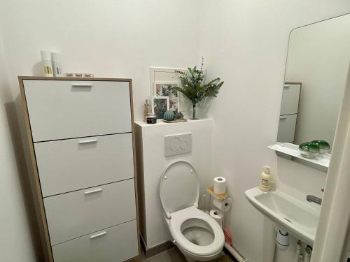吕埃尔-马尔迈松Cozy Apartment Near the Train Station的白色的浴室设有卫生间和水槽。