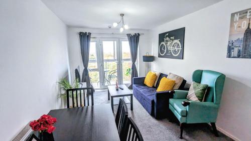 斯劳Bright & Spacious Flat - Perfect for Exploring London , Slough & Windsor!的客厅配有蓝色的沙发和桌子