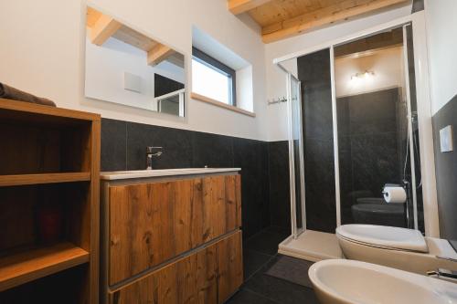 卡瓦莱塞MOUNTAIN DELUXE 27 APARTMENTS的浴室配有卫生间、盥洗盆和淋浴。