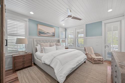 沃特桑德海滩13 Madaket Way的卧室配有一张白色大床和一把椅子