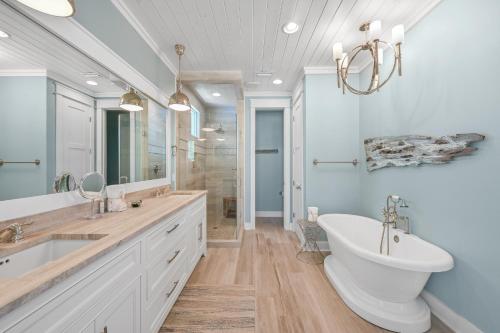 沃特桑德海滩13 Madaket Way的浴室配有盥洗盆、卫生间和浴缸。