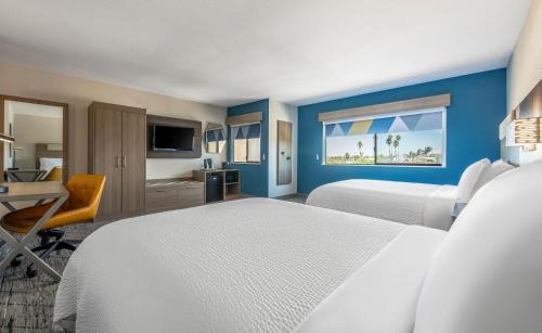 纳欣诺市圣地亚哥南智选假日酒店的酒店客房配有两张床和一张书桌