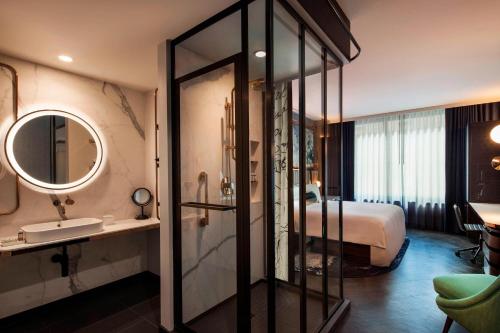 芝加哥EMC2傲途格精选酒店的酒店客房,配有床和镜子