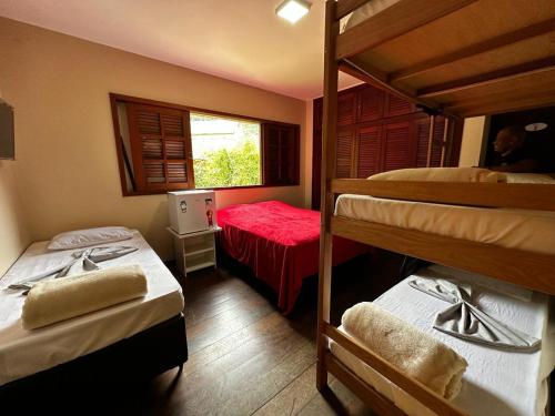 彼得罗波利斯Village Hostel的一间卧室设有两张双层床和一扇窗户。