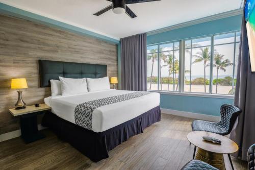 迈阿密海滩殖民地酒店的酒店客房设有一张床和一个大窗户