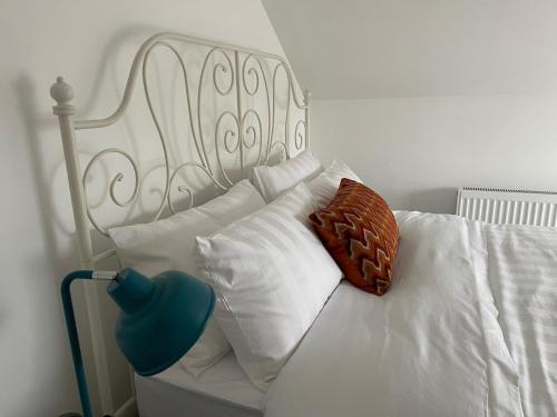 波塔当Luxury 2 Bed Apartment的白色的床、白色枕头和白色床头板