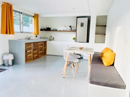 拉斯特拉纳斯Cozy Studio in Private Villa的白色的厨房配有白色的桌子和水槽