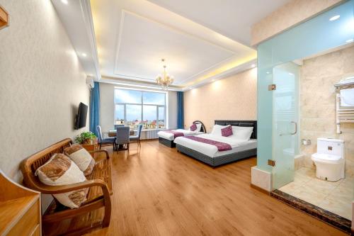 Taipingzhuang宾朋天下酒店(哈尔滨太平国际机场店)的酒店客房设有床和客厅。
