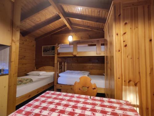 佩伊奥瓦尔迪索营地的小屋内带两张双层床的客房