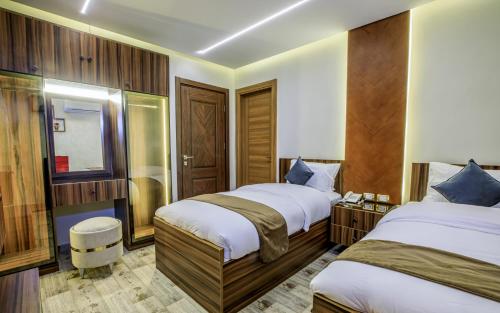 开罗Piccolo Mondo Boutique Hotel的酒店客房,设有两张床和镜子