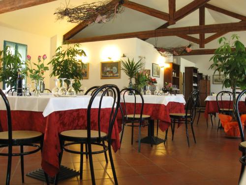 黎都-迪沃拉诺坎尼维耶餐厅酒店的一间带红色桌布的餐桌的用餐室