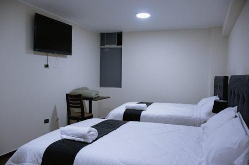 万卡约PRANA的酒店客房设有两张床和电视。