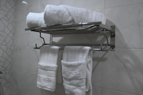 Ouled MoussaMotel Abdelhamid的浴室提供毛巾架上的白色毛巾