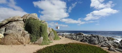 埃尔基斯科Cabañas Isla Neruda的海边的岩石群