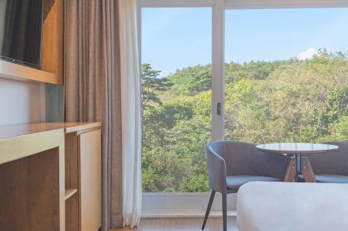 襄阳郡艾尔宾馆 的客房设有带桌椅的大窗户。