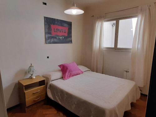 门多萨Emilio Civit的一间小卧室,配有床和窗户