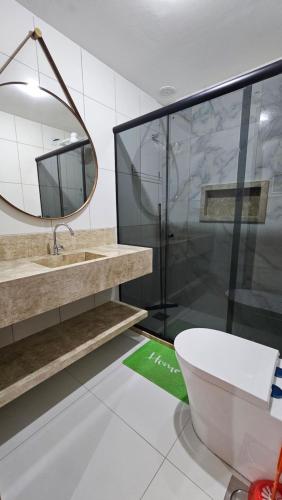 卡马萨里Arembepe - Aldeia St Sebastien Casa Mar 10的一间带水槽、卫生间和镜子的浴室