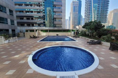迪拜Full Marina View 2BR Luxury Apartment的大楼屋顶上的大型游泳池