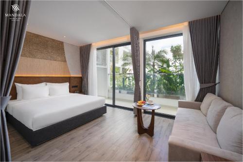 莲三M Continental by Mandala Phu Yen的酒店客房,配有床和沙发