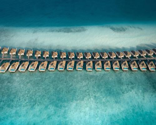 芭环礁Finolhu Baa Atoll Maldives的享有带椅子的度假胜地的空中景致和海景