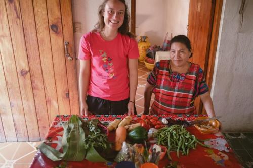 圣胡安拉拉古纳POSADA DOÑA ELENA LA COMADRONA的两个站在蔬菜桌旁的女人