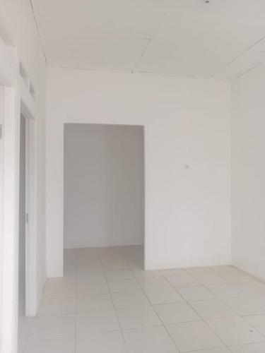 加拉旺Permata Homestay的空房间拥有白色的墙壁和白色的瓷砖地板