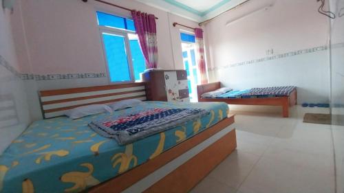 胡志明市Ngọc Mơ Motel的一间卧室,配有两张床