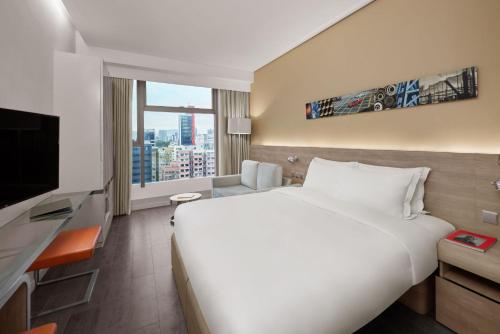 香港Lodgewood by Nina Hospitality Mong Kok的一张大白色床,位于酒店带窗户的房间内