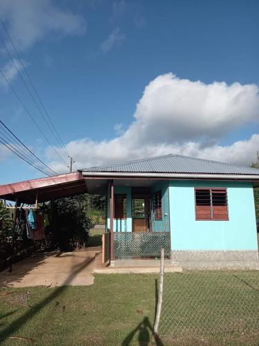 PuahuaNatura Lodge Huahine的前面有栅栏的蓝色房子